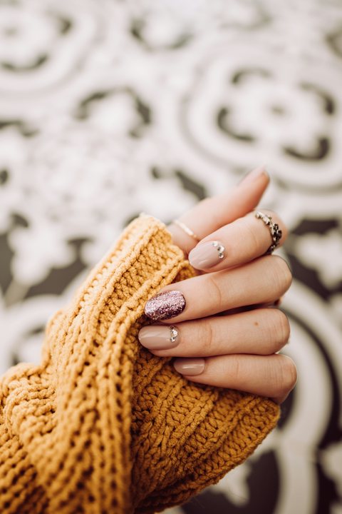 Soft neutral nails with a mustard knit sweater
